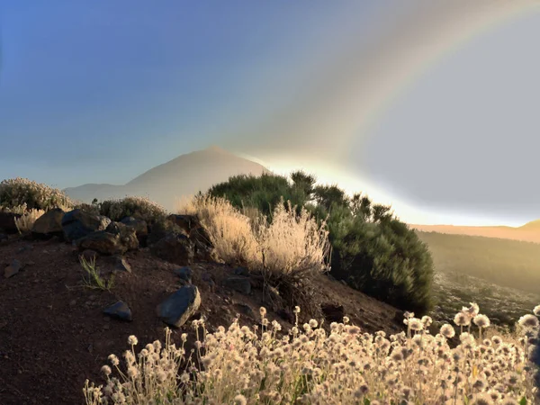 提德国家公园的极端天气现象 在接近黄昏的时候 可以看到撒哈拉沙漠沙尘暴和酷热的空气在卡利马附近的提德 彩虹可以清楚地看到在紧靠着提德的沙堆之间 — 图库照片