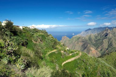 Taborno 'daki Mirador del Fuente' den Tenerife 'deki Anaga dağlarına kadar uzanan Taborno' dan (Tenerife Adası) Anaga Dağları ve Atlantik 'i izleyebilirsiniz. Mavi gökyüzünün üzerinde küçük beyaz bulutlar ve altında mavi bir Atlantik.