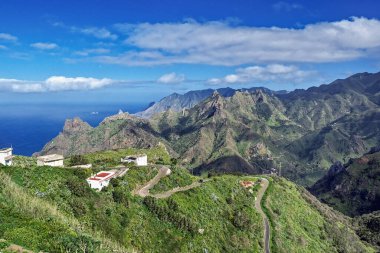 Taborno 'daki Mirador del Fuente' den Tenerife 'deki Anaga dağlarına kadar uzanan Taborno' dan (Tenerife Adası) Anaga Dağları ve Atlantik 'i izleyebilirsiniz. Mavi gökyüzünün üzerinde küçük beyaz bulutlar ve altında mavi bir Atlantik.