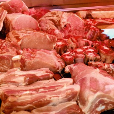 Çiğ domuz eti ve sığır eti satılmaya hazır. Diğer şeylerin yanı sıra, pancetta, kemik iliği, pirzola, eyerli fileto, vs..