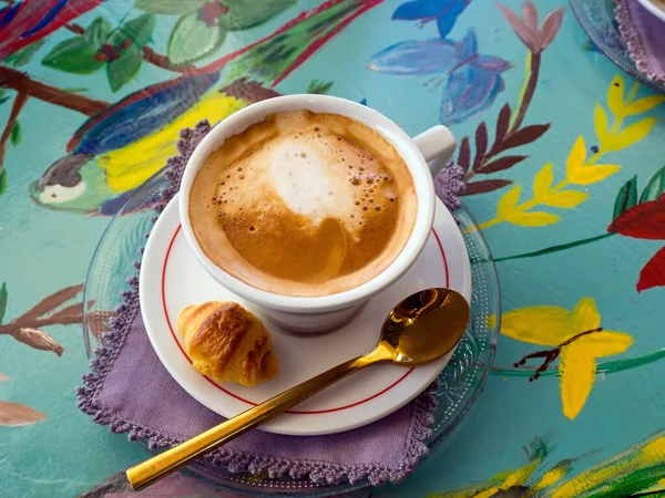 Café Espumoso Leche Española Una Mesa Decorada Exótica Colorido Inusual — Foto de Stock