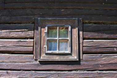 Eski tarzı Ahşap evin penceresi