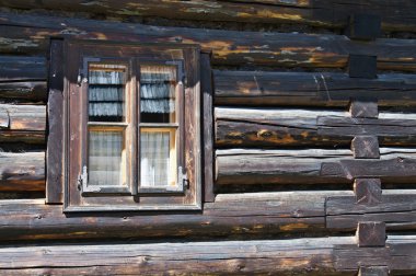 Eski ahşap beton sığınak pencere