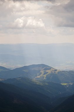 Güneş bulutlu Dağ Manzaralı