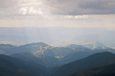 Güneş bulutlu Dağ Manzaralı
