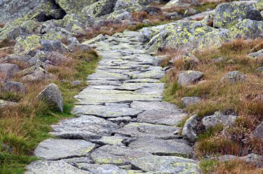 Dağlarda kayaların üzerinden iz