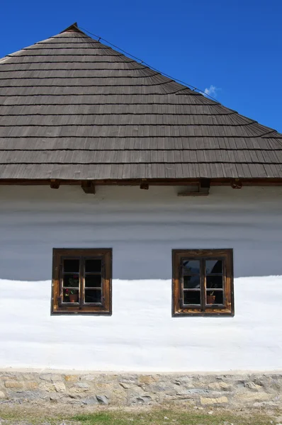 Dettaglio casa vecchio stile con due finestre — Foto Stock