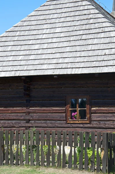 Vecchio dettaglio casa in legno con recinzione — Foto Stock