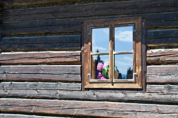 Oude houten huis muur en venster — Stockfoto