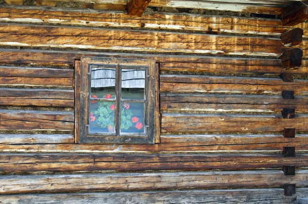 Vieille maison en bois mur et fenêtre — Photo