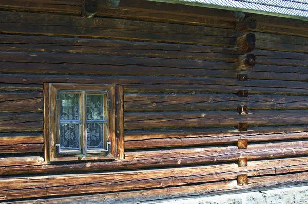 Vecchia parete di legno casa e finestra — Foto Stock