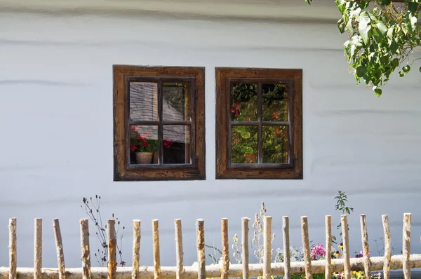 Два маленьких окна на стене старого дома — стоковое фото