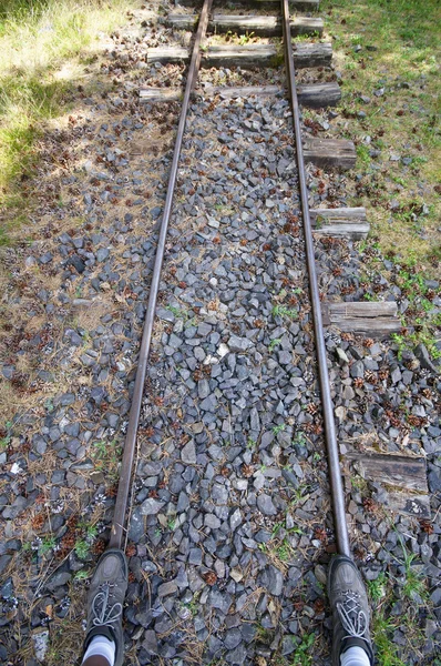 Stap op oude smalspoor spoorwegen — Stockfoto