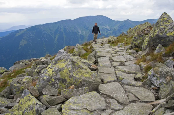 Mladá žena chůze na skalní stezka — Stock fotografie