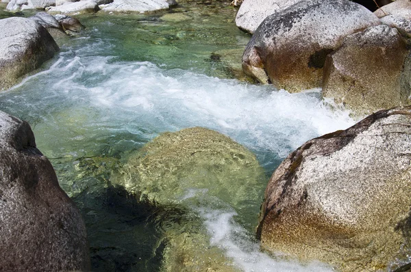 Река с большими скалами — стоковое фото