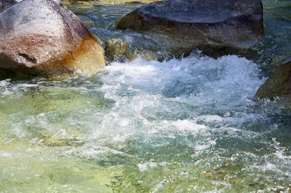 Река с большими скалами — стоковое фото