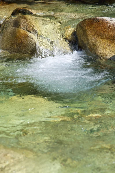 Речная вода с большими скалами — стоковое фото