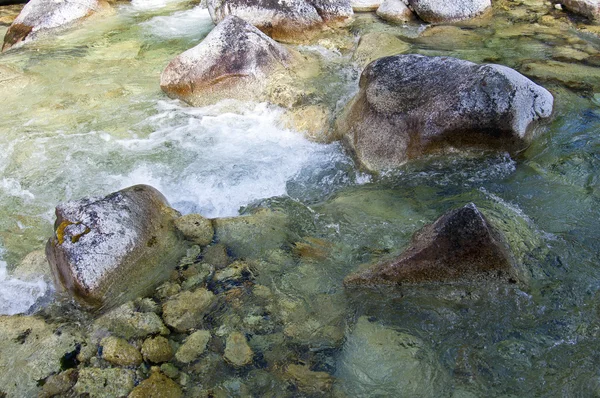 Речная вода с большими скалами — стоковое фото
