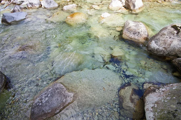 Rocas en el agua del arroyo — Foto de Stock