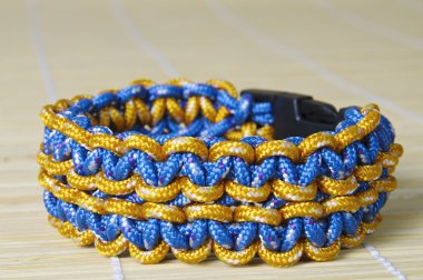 İki renk paracord makro bilezik