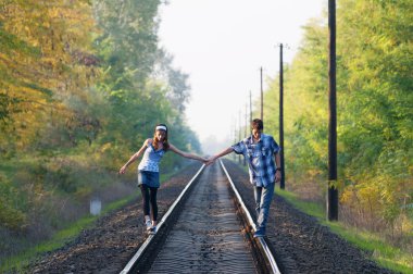 Genç kız ve çocuğun on rails