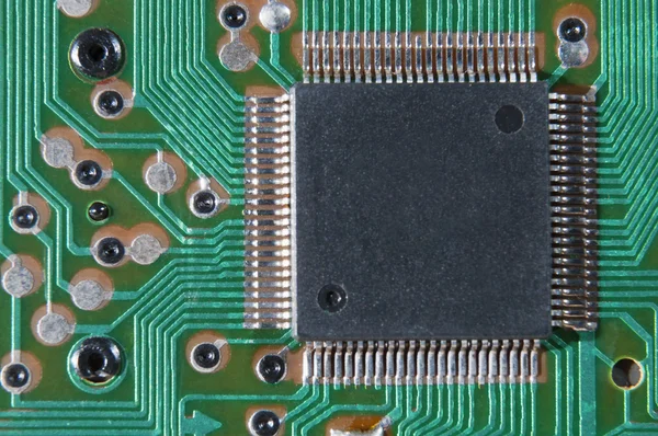 Chip de calculadora instalado na macro circuito integrado — Fotografia de Stock