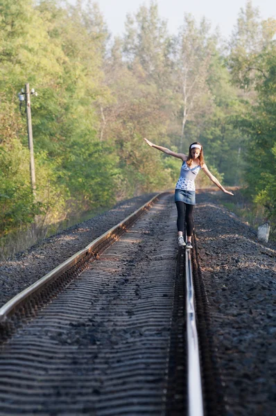 Teen ragazza su rotaia — Foto Stock