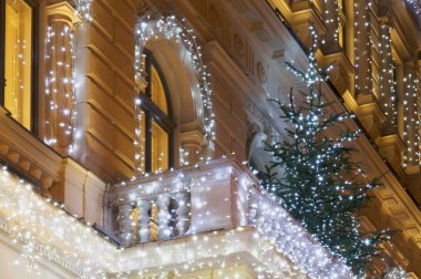 Bina cephesi ile Noel tr ile gece ışık dekorasyon