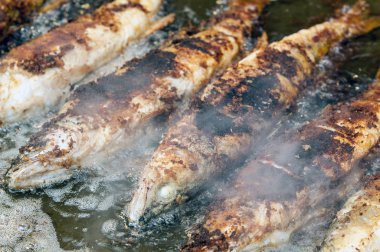 Büyük bir tavada biraz bütün kızarmış balıkçı yalan