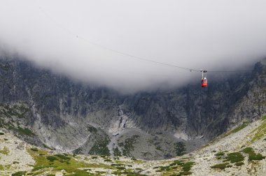 Küçük teleferik ile bulutlu dağ