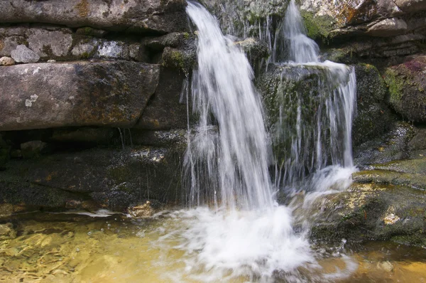 Малый ручей и размытый водопад — стоковое фото
