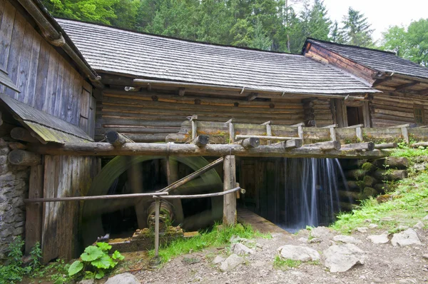 In het dal een oude watermolen detail — Stockfoto