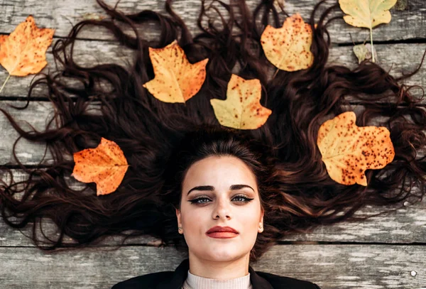 Jeune Belle Fille Brune Avec Des Feuilles Dans Son Har — Photo