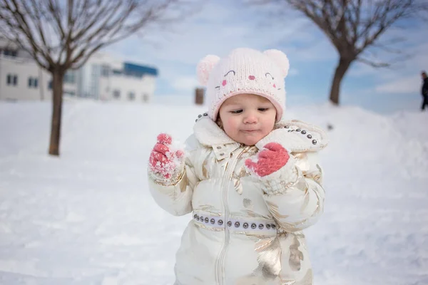 穿着白色夹克的小女孩玩得很开心 在外面玩耍 周围都是雪 冬季健康儿童活动概念 — 图库照片
