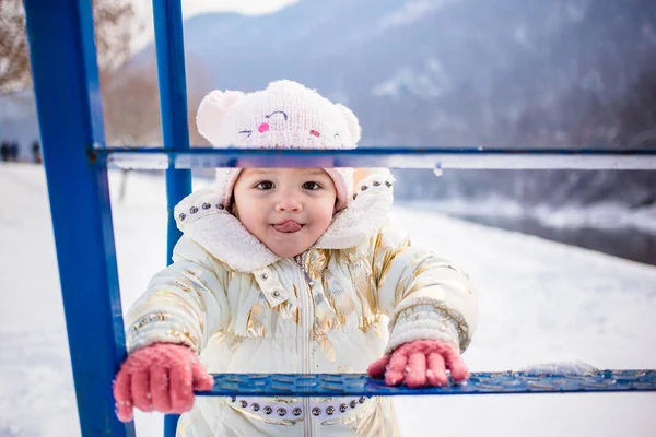 穿着白色夹克的小女孩玩得很开心 在外面玩耍 周围都是雪 冬季健康儿童活动概念 — 图库照片