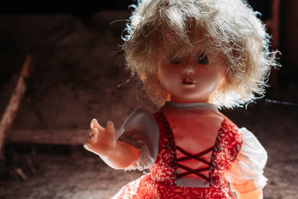 Boneka Tua Duduk Tanah Kotor Tampilan Menakutkan Konsep Halloween — Stok Foto