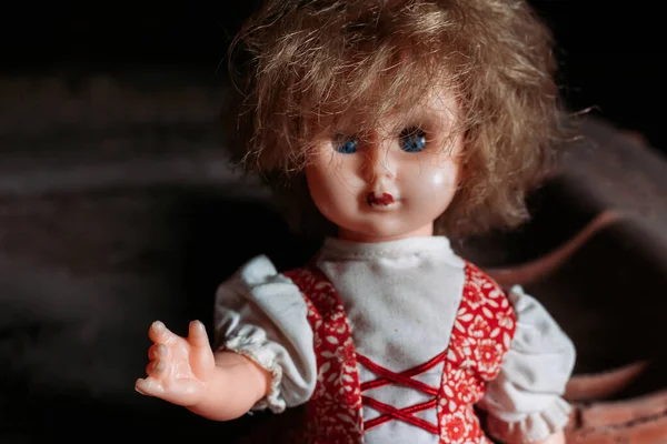 Boneka Tua Duduk Tanah Kotor Tampilan Menakutkan Konsep Halloween — Stok Foto