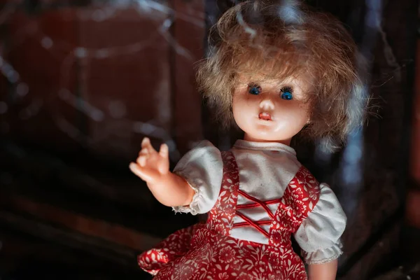 Boneka Tua Dengan Tampilan Menakutkan Dalam Gaun Merah Dengan Mata — Stok Foto