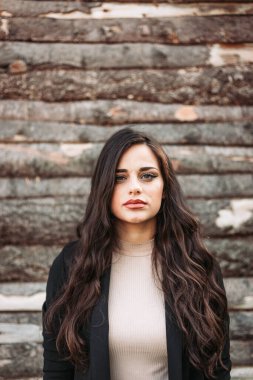 Güzel esmer bir kızın ela gözlü portresi.