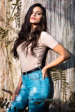 Kotlu güzel bir esmer kızın portresi.