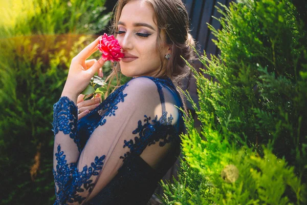 Bella Ragazza Abito Ultramarino Glamour Che Profuma Rosa Pronto Sua — Foto Stock