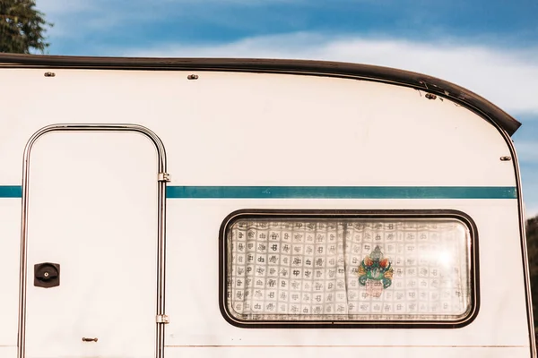 Großaufnahme Eines Freien Geparkten Weißen Wohnwagens — Stockfoto