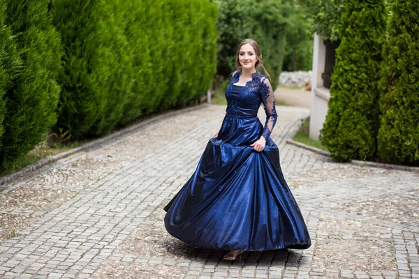 Schöne Mädchen Glamourösem Ultramarinem Kleid Bereit Für Ihren Abschlussball — Stockfoto