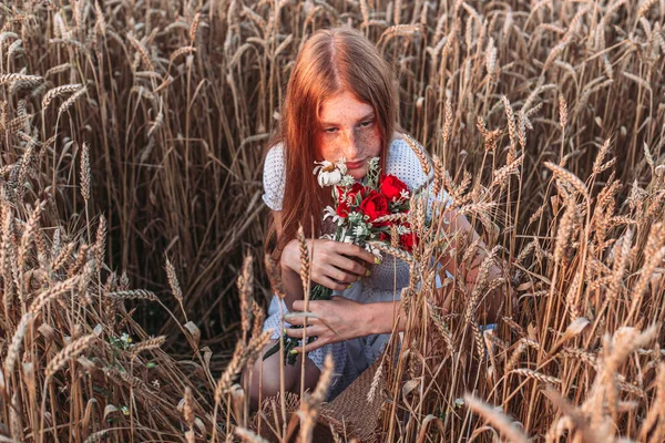 Retrato Joven Adolescente Pelirroja Con Pecas Campo Trigo Con Los — Foto de Stock