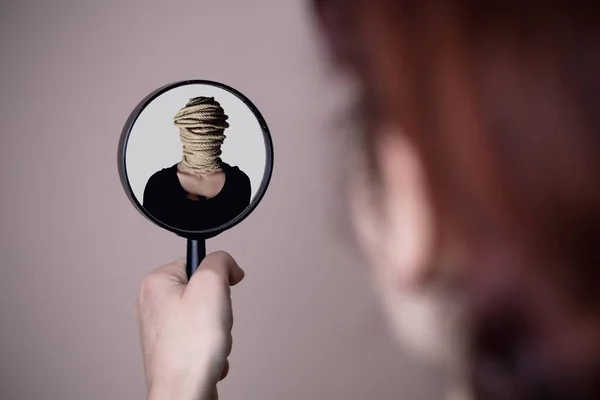 Orang Wanita Memegang Cermin Wanita Dengan Tali Kepalanya Dalam Refleksi — Stok Foto