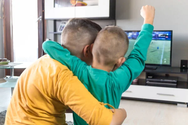 Діти Двоє Хлопчиків Дивляться Футбол Телевізору Радіють Тримають Руки Повітрі — стокове фото