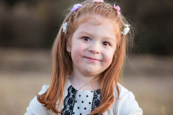 Retrato Una Adorable Niña Pelirroja Sonriendo Haciendo Cara Graciosa —  Fotos de Stock