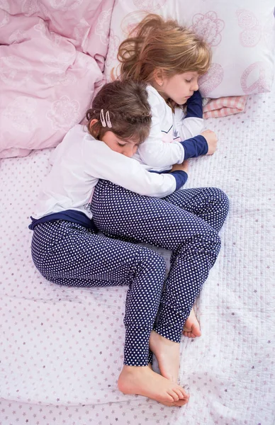 Two Little Girls Sister Sleeping Together Hugging Top View — Stock Photo, Image