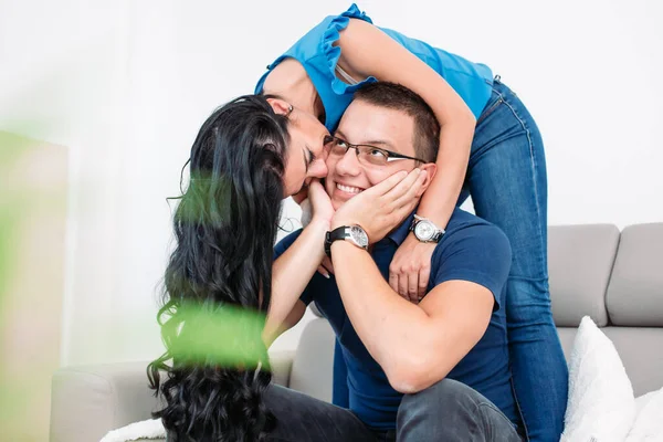 Casal Jovem Sendo Afetuoso Uns Com Outros Esposa Abraçando Seu — Fotografia de Stock