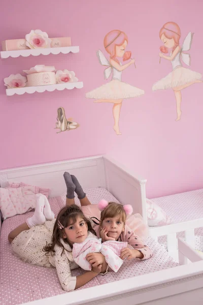 Чарівні Милі Маленькі Дівчата Сестри Близнюки Лежать Ліжку Прекрасній Рожевій — стокове фото